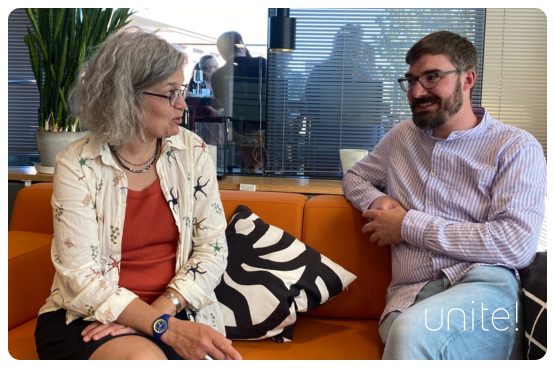 Picture of sophie belanger and Ferdinand Keil talking in a sofa