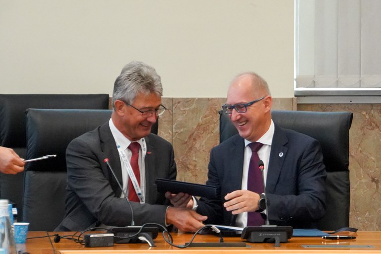 Prof. Dr. Harald Kainz, Rector of the Graz University of Technology (left) and Prof. Dr. Arkadiusz Wójs, President of the Wroclaw University of Science and Technology (right)