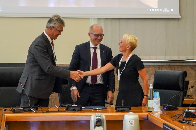The rectors of both universities shaking hands with Unite!'s president, Tanja Brühl