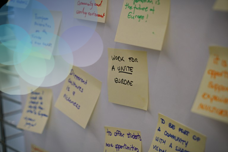 Photograph of a post-it where its written "Work for a Unite! Europe"