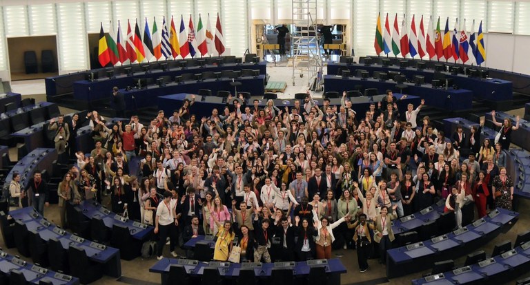 The whole team of students from the 40 european university alliances in the main hall of the European Parliament where the debates took place